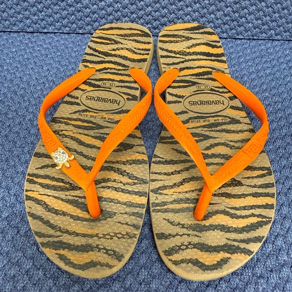 Havaianas Tiger Stripe Flip Flops with Rhinestone Turtle and‎ Orange Straps - Picture 1 of 7